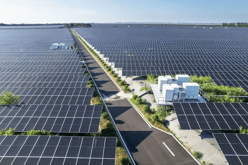 Vista aérea de usina solar fotovoltaica de grande porte